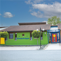 Außenansicht der Kinderkrippe, grünes Gebäude, rot-blaue Eingangstür, Schriftzug Kinderkrippe